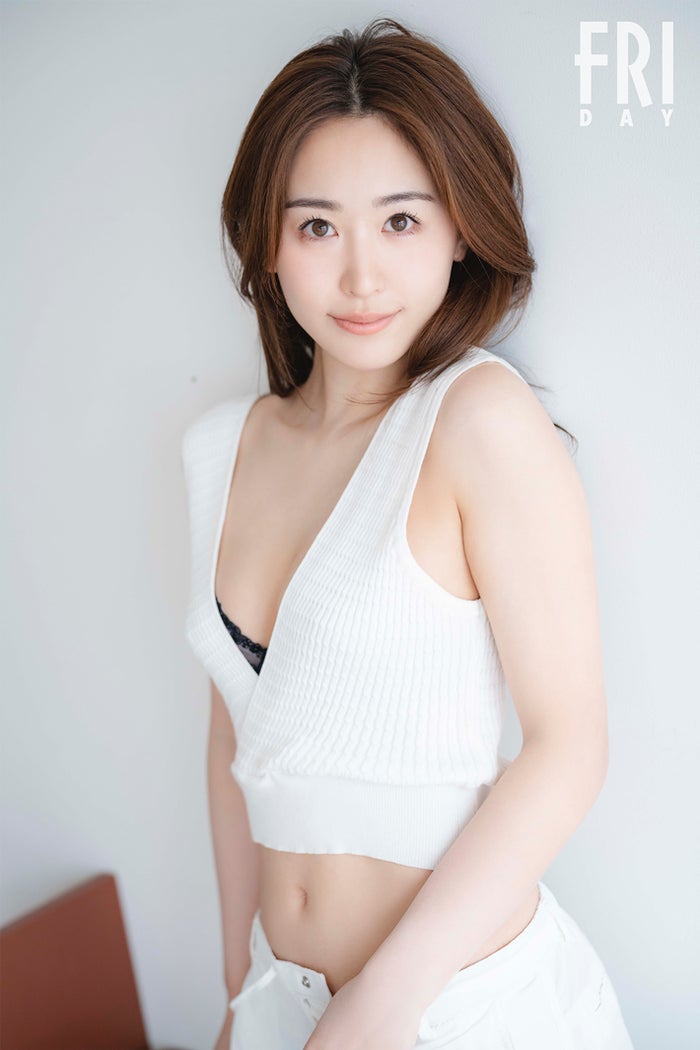 「水ダウ」ハニトラ女優・三輪晴香、美バスト溢れる妖艶ランジェリー姿「FRIDAY」初登場で初披露