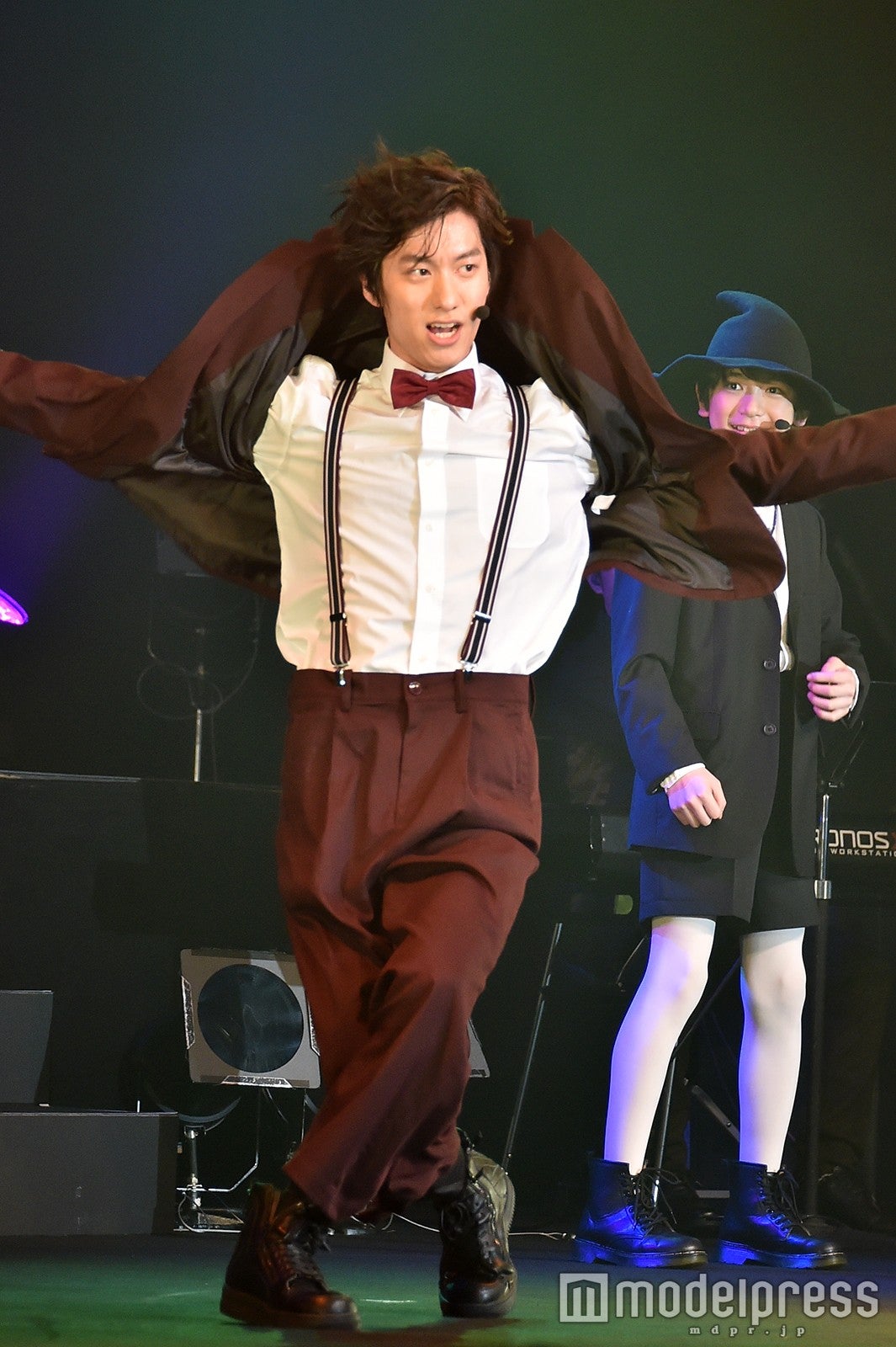 高速ジャケットプレイを披露する水田航生 （C）モデルプレス