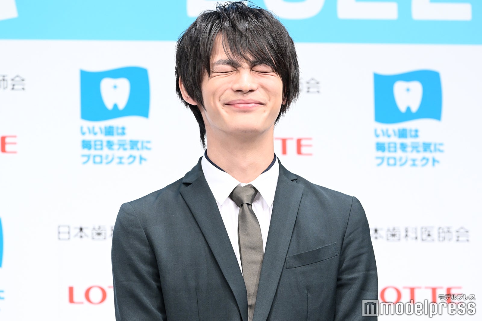 口の体操でキュートな表情を見せる神尾楓珠 （C）モデルプレス