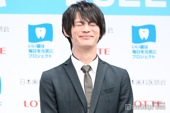 口の体操でキュートな表情を見せる神尾楓珠 (C)モデルプレス