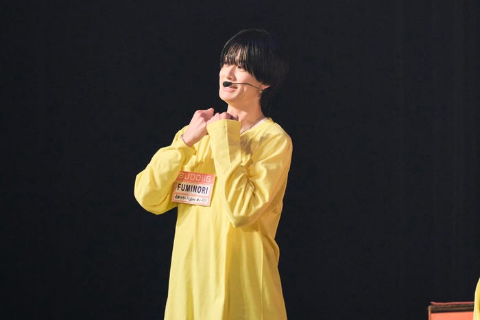 “奇跡ポーズ”をするFUMINORI(C)テレビ東京