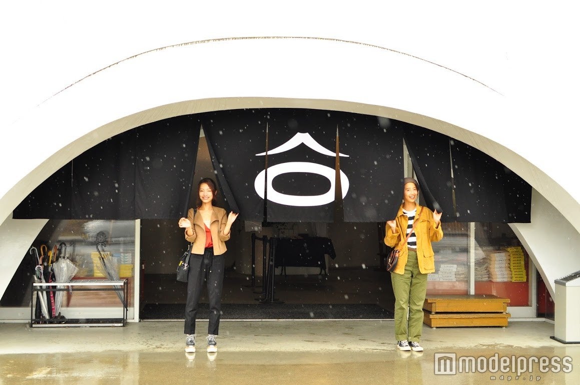 ロゴをあしらった暖簾もキュート！ここでも写真を一枚（C）モデルプレス