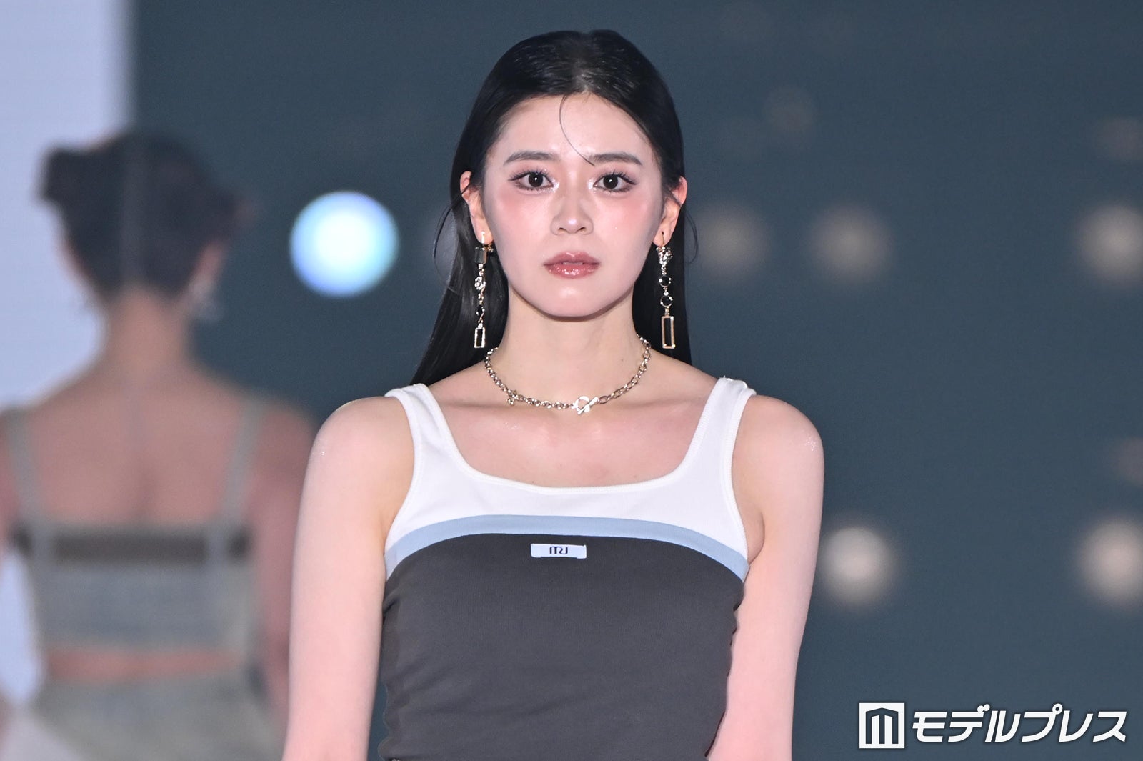 超ときめき宣伝部・坂井仁香、素肌輝くタンクトップ姿 前髪上げクールオーラ放つ【関コレ2026S/S】