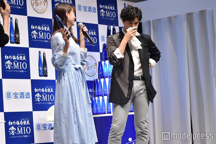 布で冷や汗を拭うような仕草も… (C)モデルプレス
