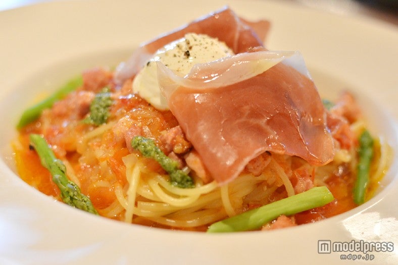 クリームチーズが効いた、「プロシュートとアスパラガスのトマトスープスパゲッティーニ」