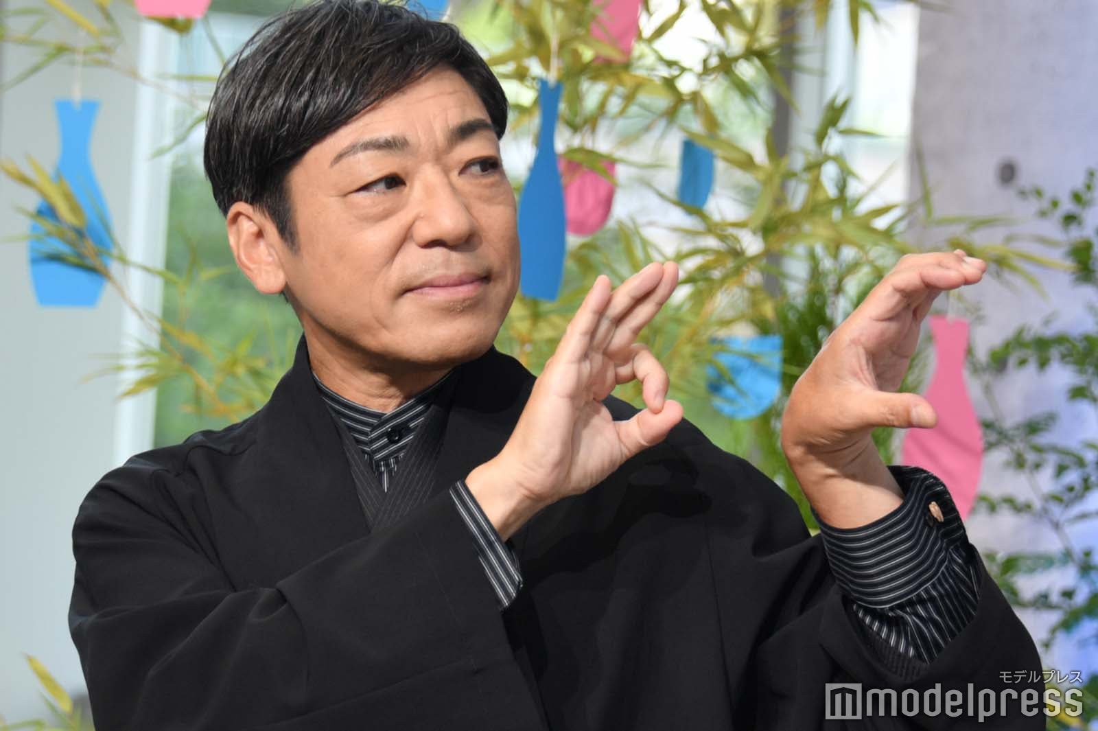 “6C（六本木クラス）ポーズ”を決める香川照之 （C）モデルプレス