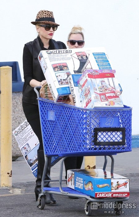 グウェン・ステファニー、息子に買ったクリスマスプレゼントが丸見え