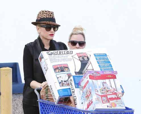 グウェン・ステファニー、息子に買ったクリスマスプレゼントが丸見え