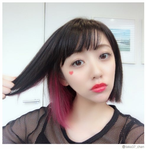 高橋みなみ“強め赤メッシュ”ヘアに「惚れた」「やっぱり似合う」 懐かしむファンも
