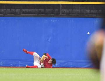 広島・新井監督 負傷交代の平川について「右肩と背中。ちょっと当たったところが痛いということだったから」と説明 次戦は「あしたの朝チェックしてみて」