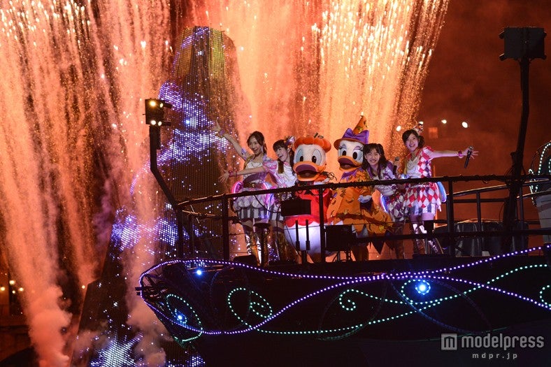 花火や噴水などの演出も／スペシャルショー「Halloween Party with AKB48」／（C）Disney