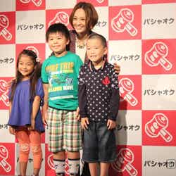 「パシャオク 子どもの夢応援プロジェクト」発足記者会見に出席したガルネク千紗(中央右)