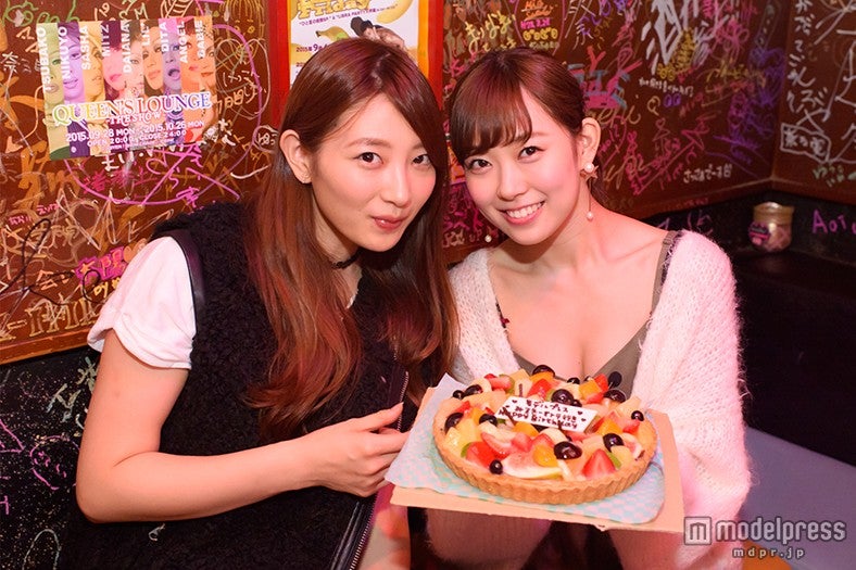 岸野里香（左）がバースデーケーキをもってサプライズ登場！
