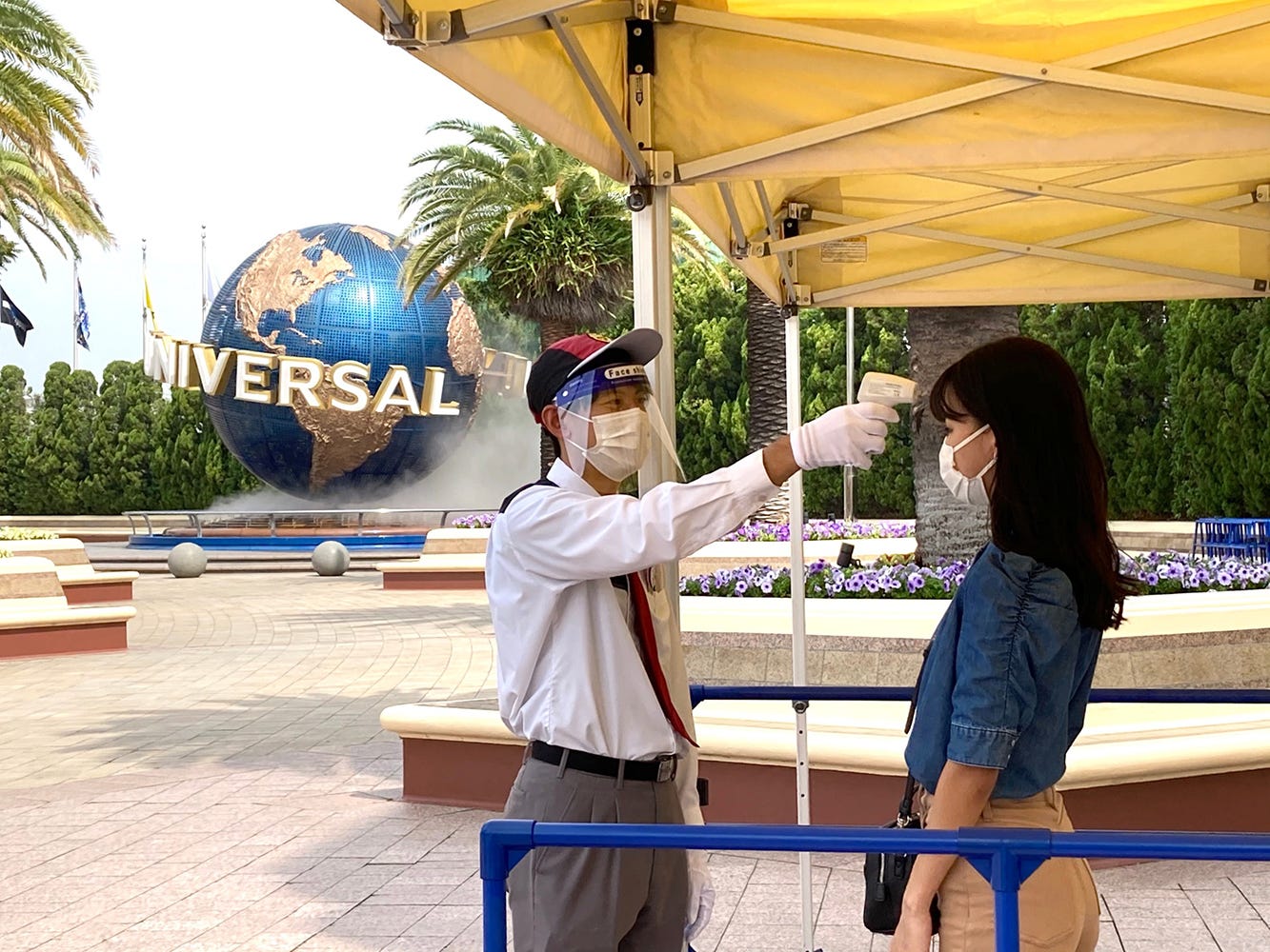 USJ、営業再開に向けた衛生対策を公開 待機列に足元サイン、レストランでは会計毎に手指消毒