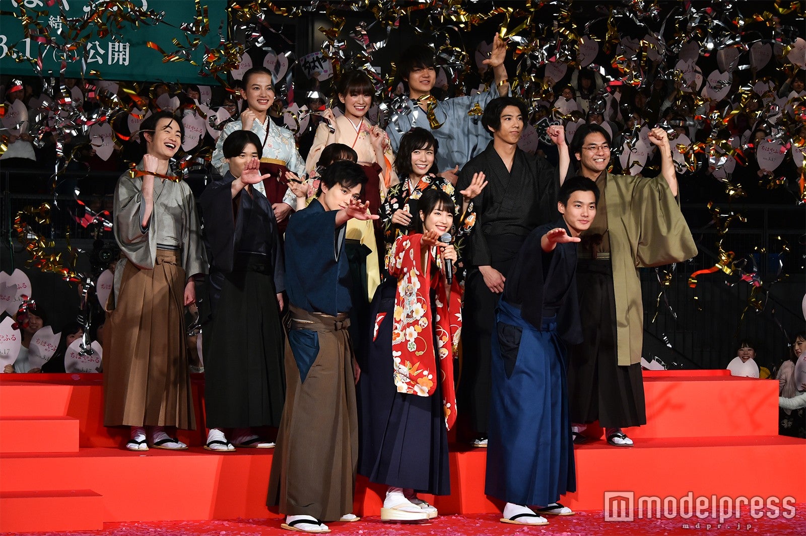 （後列）清原果耶、優希美青、佐野勇斗（中列）森永悠希、矢本悠馬、上白石萌音、松岡茉優、賀来賢人、小泉徳広監督（前列）新田真剣佑、広瀬すず、野村周平 （C）モデルプレス