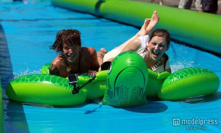 巨大ウォータースライダーに乗って爽快なスピードで走り抜ける（イメージ）