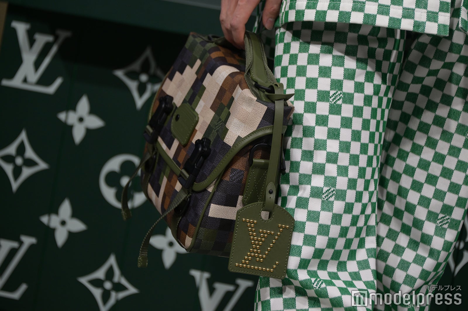 ユウタが合わせたメッセンジャーバッグ（C）モデルプレス