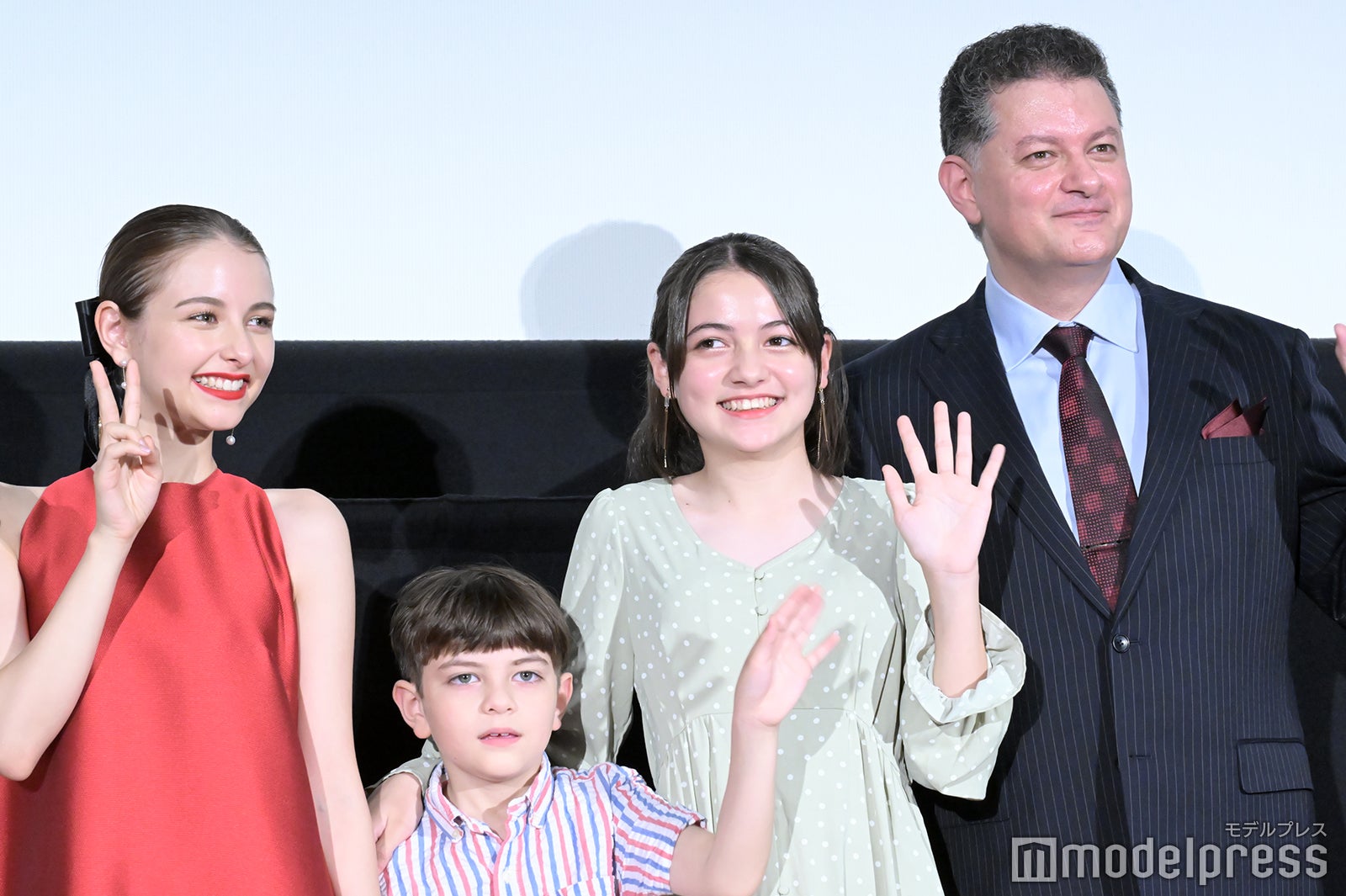 嵐莉菜、リリ・カーフィザデーさん、リオン・カーフィザデーさん、アラシ・カーフィザデーさん（C）モデルプレス