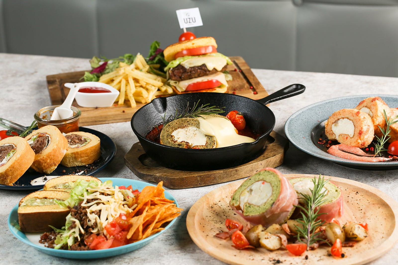 バジルや明太子などを生地に練り込んだ食事系ロールケーキ／画像提供：コズミックダイナー