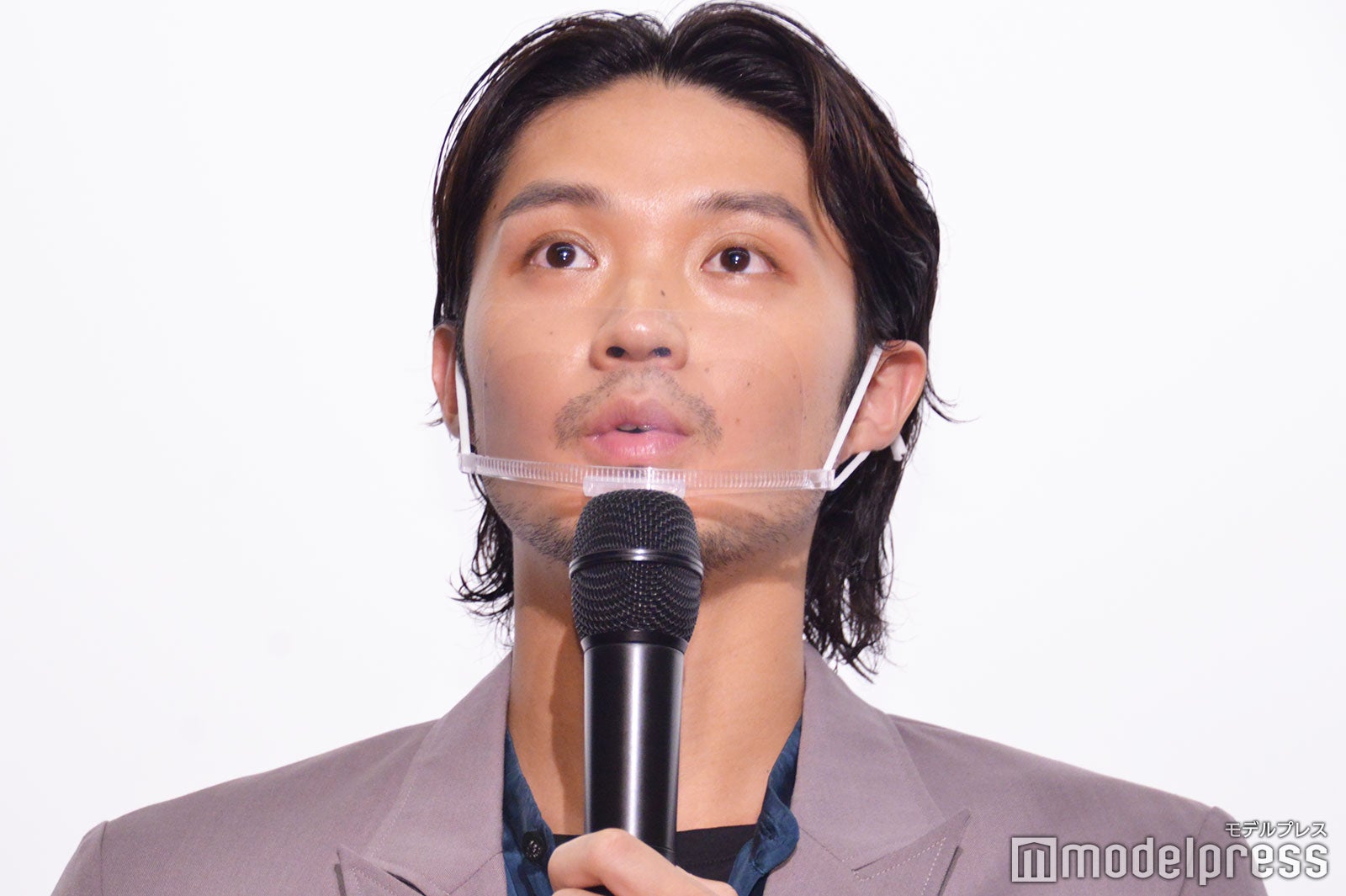 撮影時をしみじみと振り返る磯村勇斗（C）モデルプレス