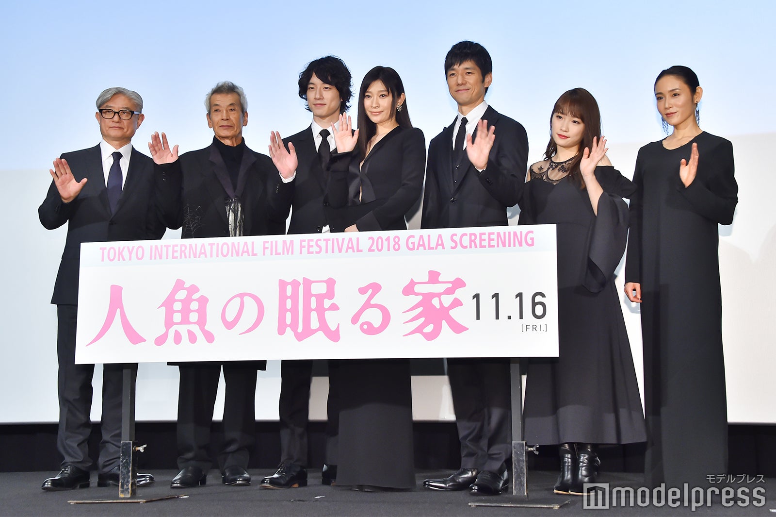 （左から）堤幸彦監督、田中泯、坂口健太郎、篠原涼子、西島秀俊、川栄李奈、山口紗弥加 （C）モデルプレス