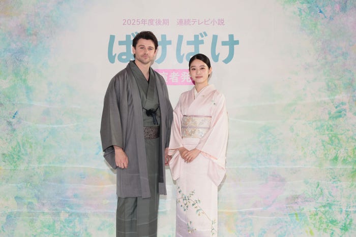 トミー・バストウ、高石あかり(C)NHK