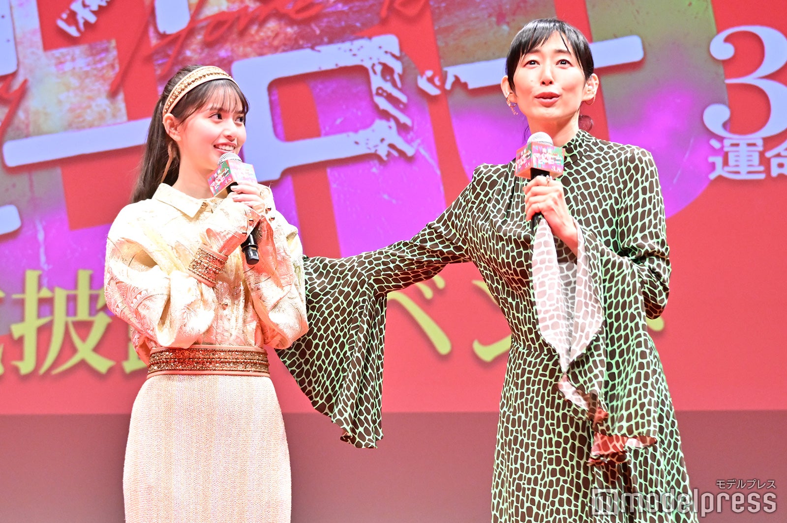 齋藤飛鳥を会場に「よろしく」とお願いする木村多江（C）モデルプレス