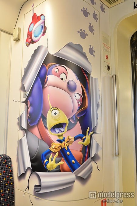 ジャンバとプリークリーが覗きこむ