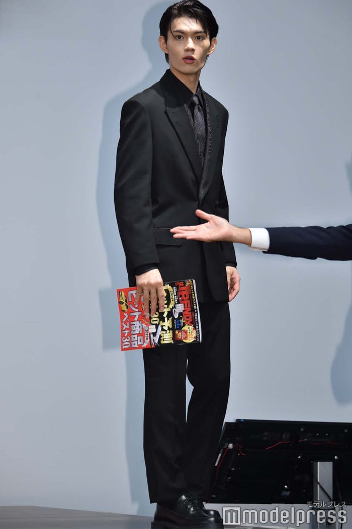 撮影前に退場してしまい驚く佐野勇斗(C)モデルプレス