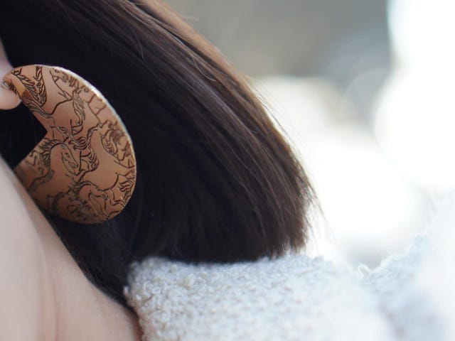 持っていて損ナシ！つけるだけで華やぐ「個性的な主役級アクセサリー」4選
