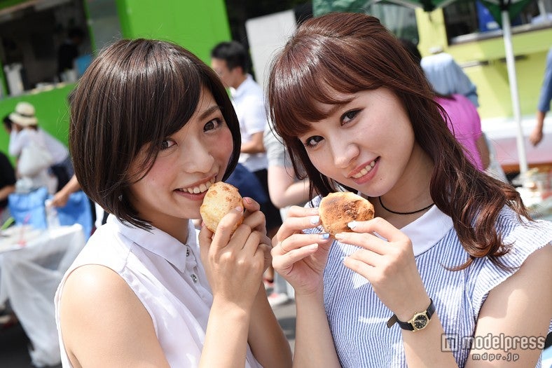 ちょっと小腹が減った時に食べやすい「ポンデケージョ」￥350／モデル：和希詩織、丹羽杏里