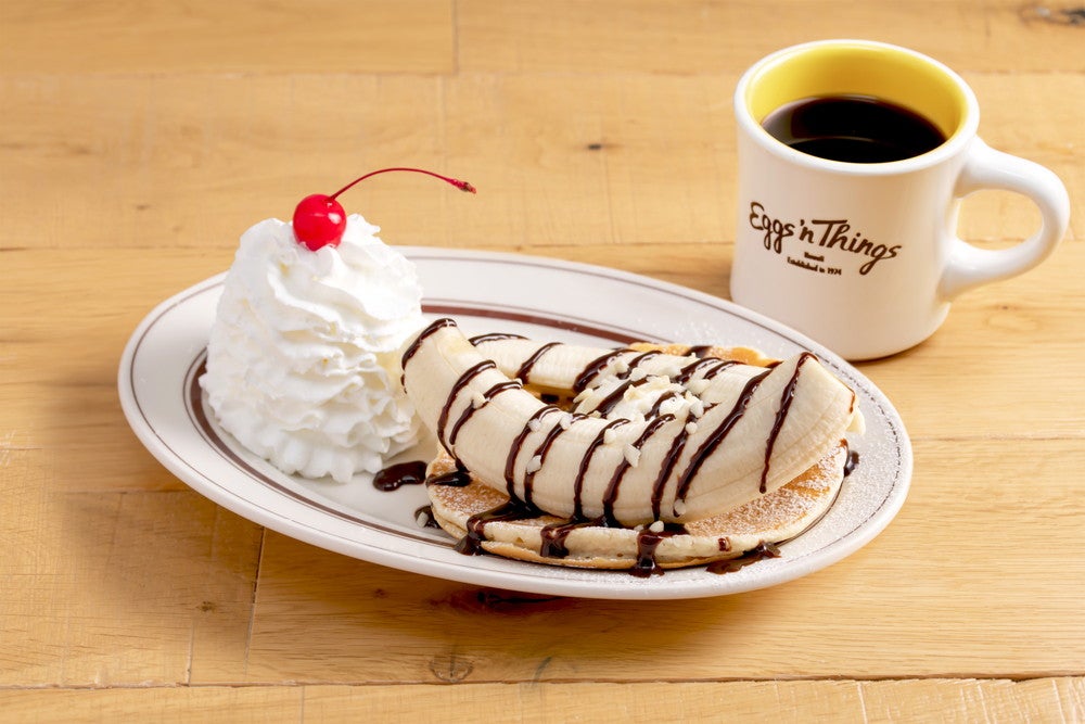 バナナスプリットパンケーキ1,100円（税別）／画像提供：Eggs’n Things Japan