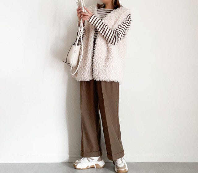 行事コーデ　アラサーアラフォーママ　おしゃれ　ファーベスト×ブラウンパンツ