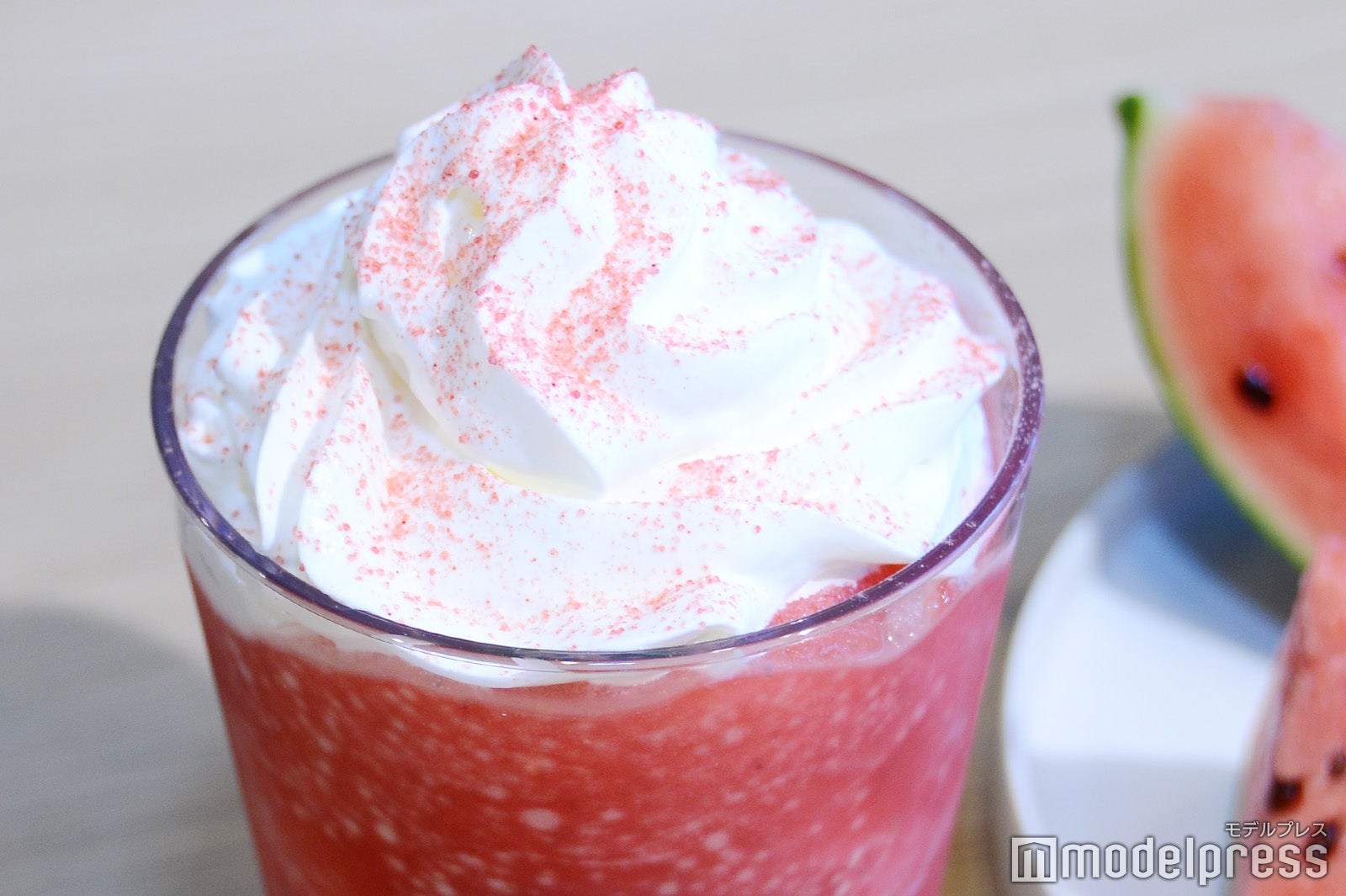 スイカ果汁と塩を合わせた「スイカ塩」をトッピング／GABURI スイカ フラペチーノ（C）モデルプレス
