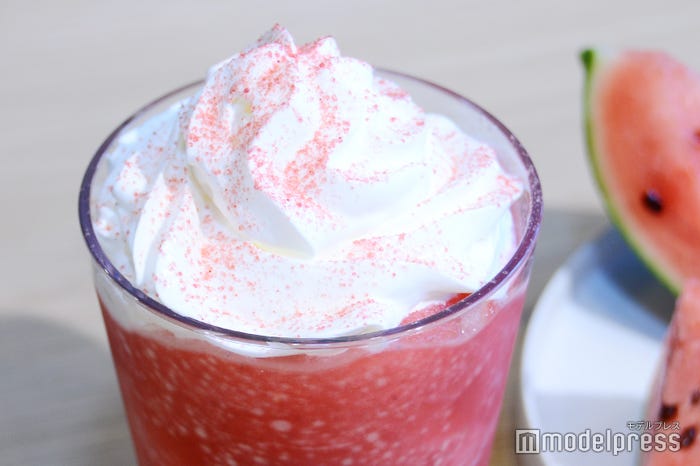 スイカ果汁と塩を合わせた「スイカ塩」をトッピング/GABURI スイカ フラペチーノ(C)モデルプレス