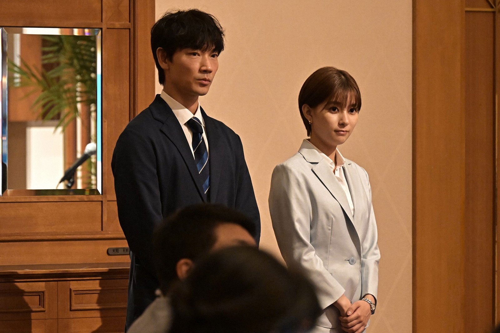 綾野剛、芳根京子／「オールドルーキー」第3話より（C）TBS