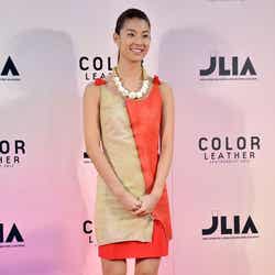 美脚を披露したすみれ