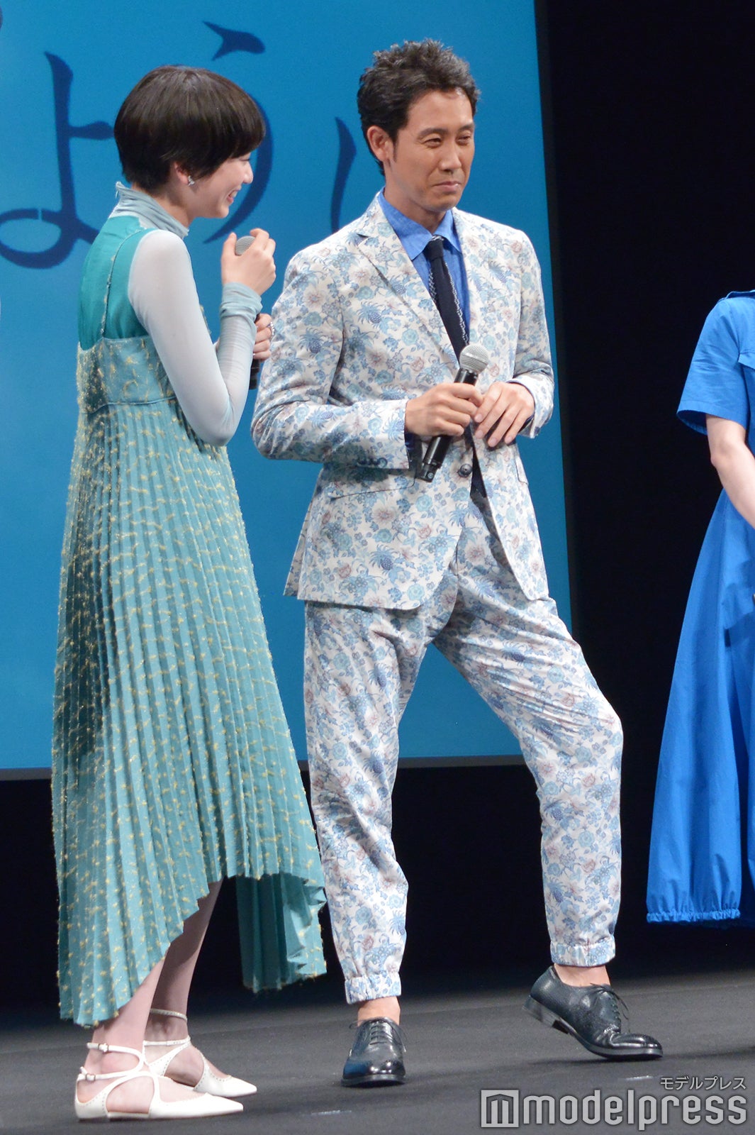 小松菜奈に足が長いと言われポーズする大泉洋 （C）モデルプレス