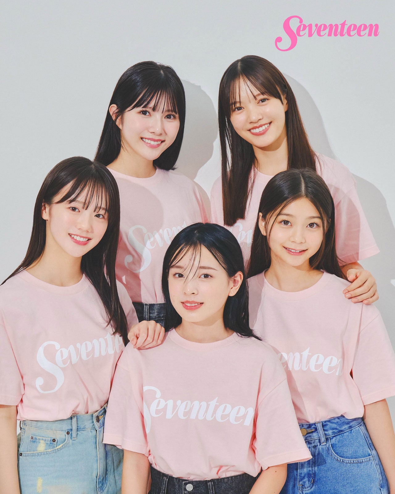 （上段左から）高橋快空、希咲うみ（下段左から）中島瑠菜、小國舞羽、稲光亜依　　　　　　　　　　　　　　　　　　　　（C）Seventeen／集英社  撮影／千葉タイチ