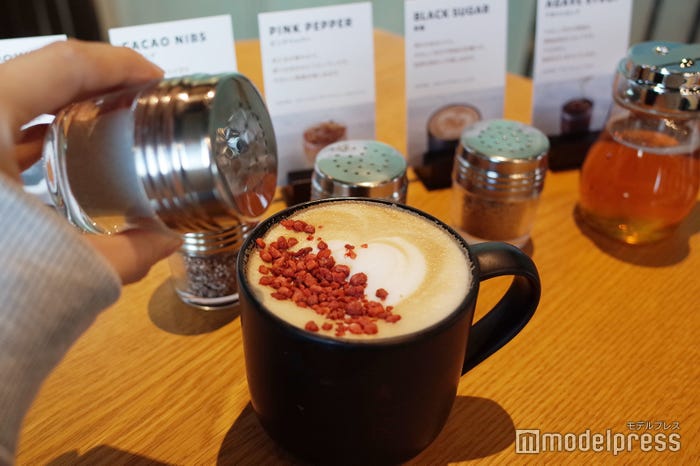 コンディメントをふりかけてビバレッジに自由なアクセントをプラス(C)モデルプレス