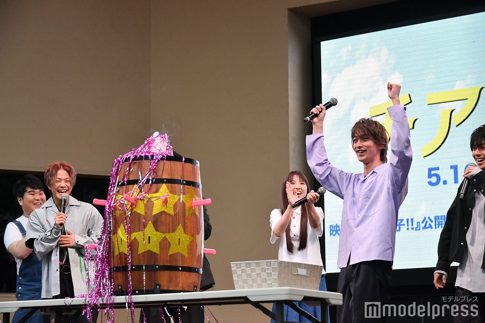 当たりが出て喜ぶ横浜流星（C）モデルプレス