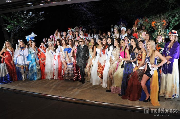 YOSHIKIとミス・インターナショナル各国代表