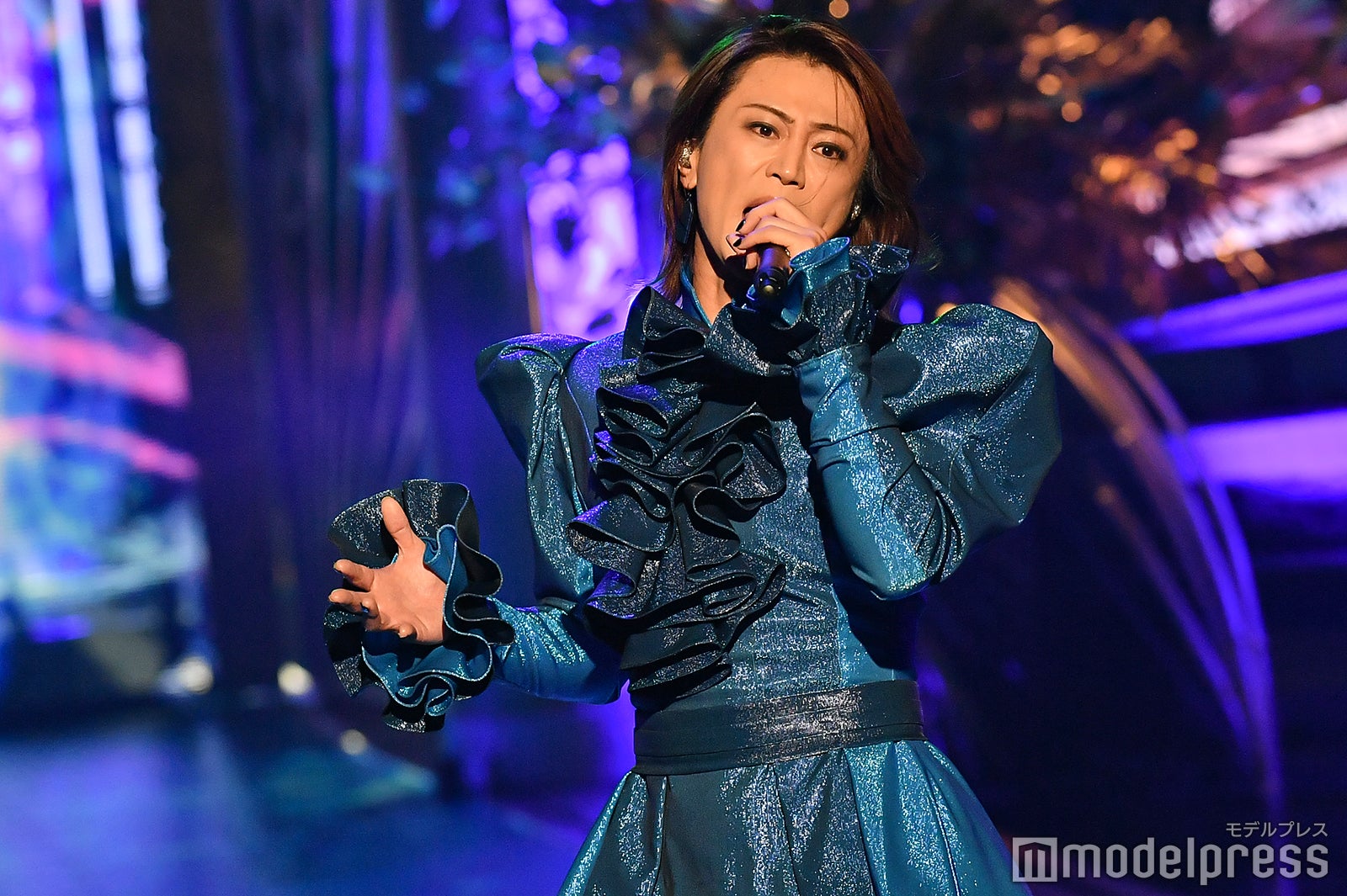 氷川きよし、フリル衣装で“限界突破” ヘドバン＆流し目に視聴者