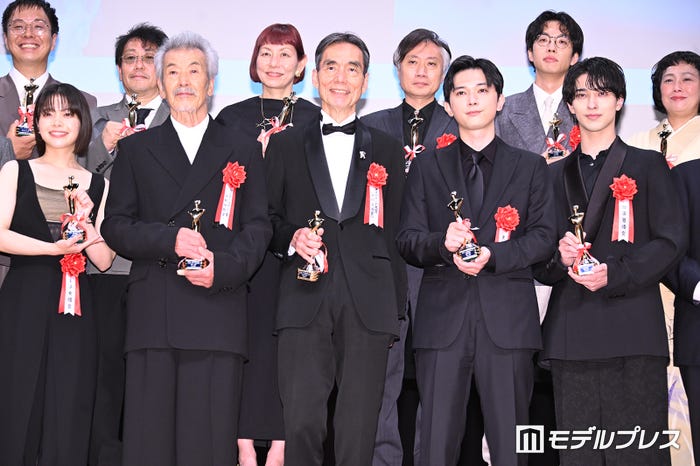 「第35回日本映画批評家大賞」受賞者/(前列左から)岸井ゆきの、田中泯、長塚京三、吉沢亮、横浜流星(C)モデルプレス