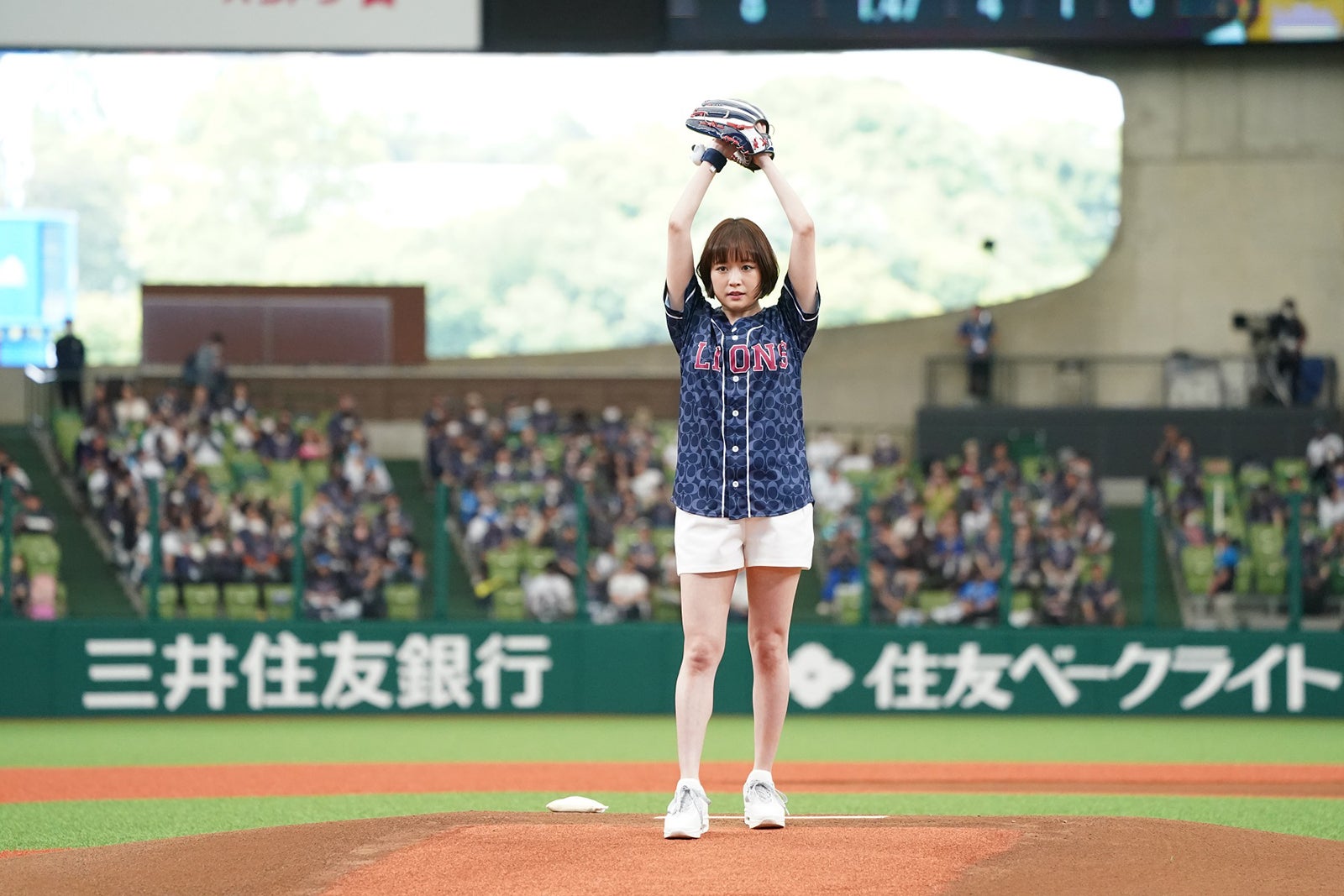 大原櫻子、大胆美脚にドキッ ユニフォーム姿で始球式＆ミニライブ披露