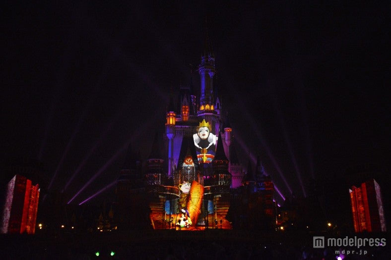 TDL初のプロジェクションマッピング「ワンス・アポン・ア・タイム」／白雪姫
