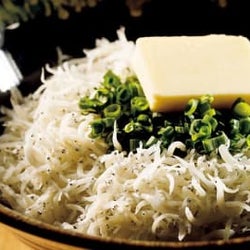 素材を極めることでシンプルを極めた“しらすバター丼”が本気で旨い!