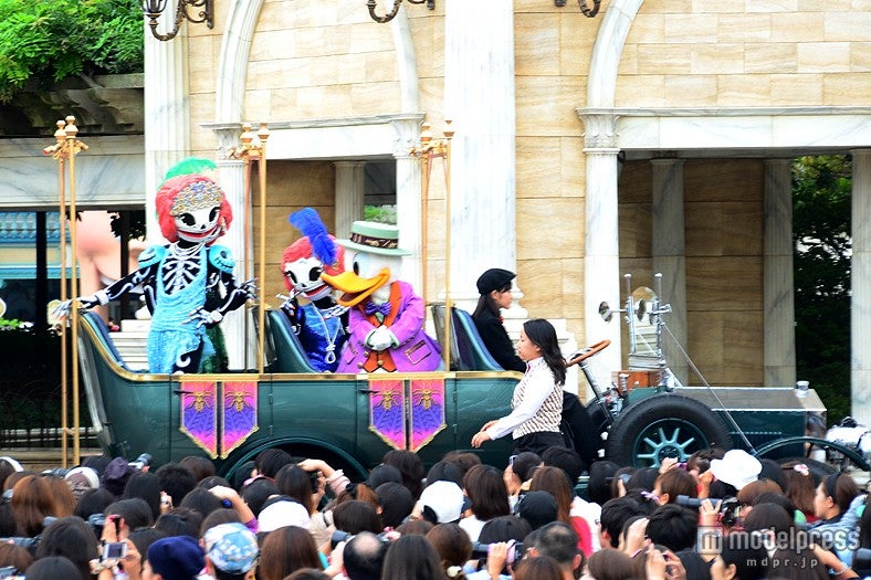 「ニューヨーク・ハロウィーン・フォリーズ」ビックシティ・ヴィークルに乗って登場するドナルド