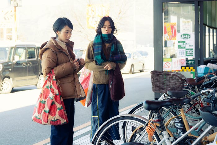 木南晴夏、市川実日子「ホットスポット」第4話(C)日本テレビ