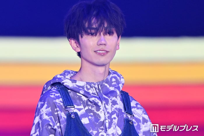 樋口幸平、総柄コーデ着こなすランウェイ「さすがのスタイル」「カッコいい」【ガルアワ2026SS】